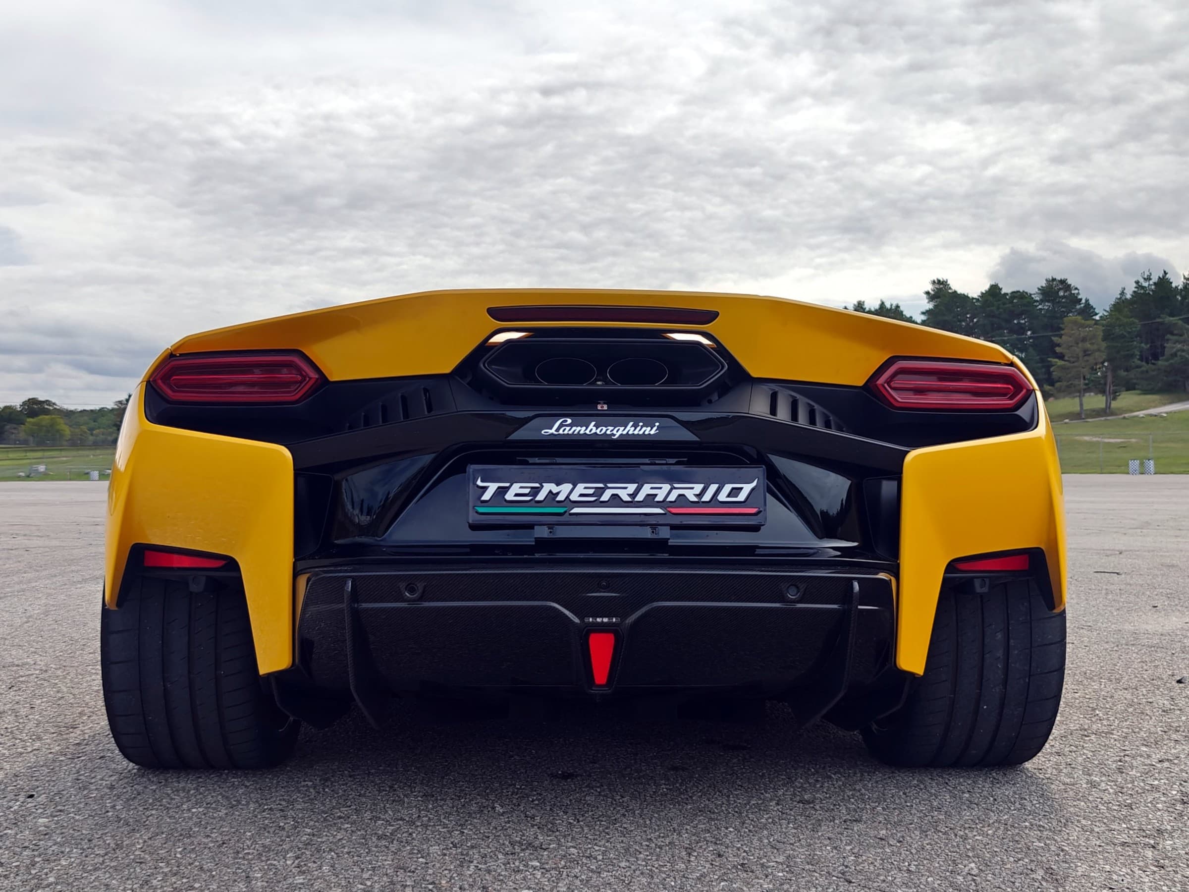 Close-up of the Lamborghini Temerario’s rear, with a hexagonal twin-outlet exhaust, Lamborghini script and a TEMERARIO plate with an Italian tricolor stripe.
