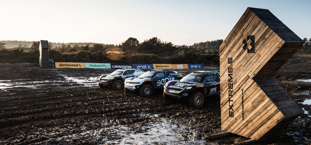 extreme e vehicles at starting line