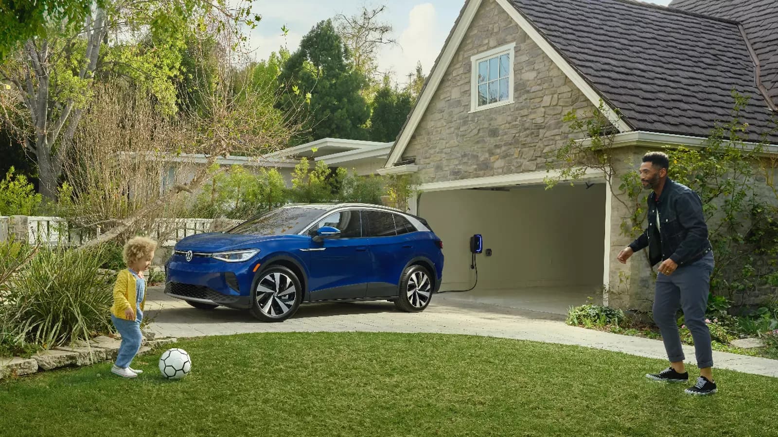 Father and daughter playing in front of a Volkswagen ID.4