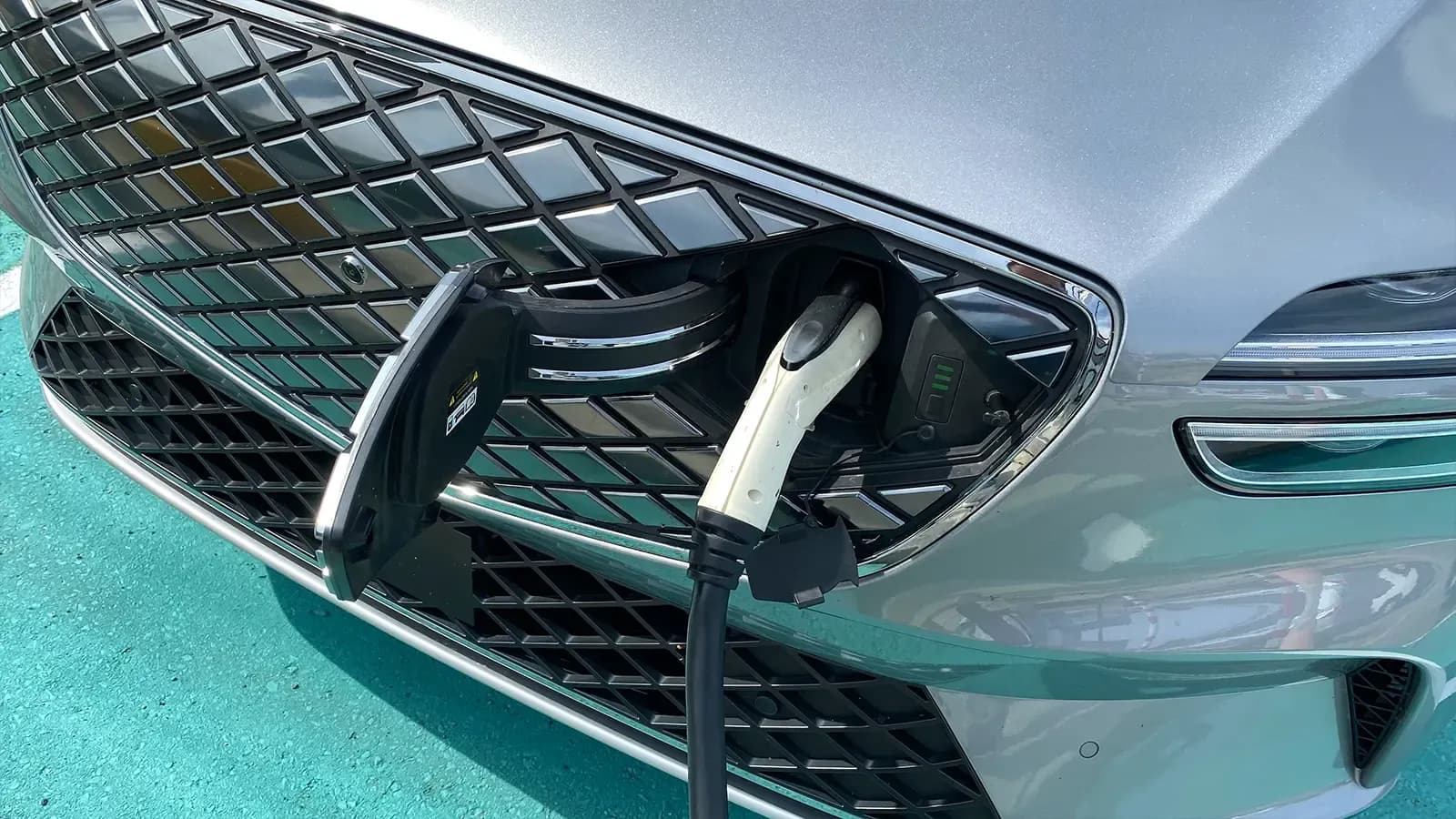 Genesis E-GV70 charging 