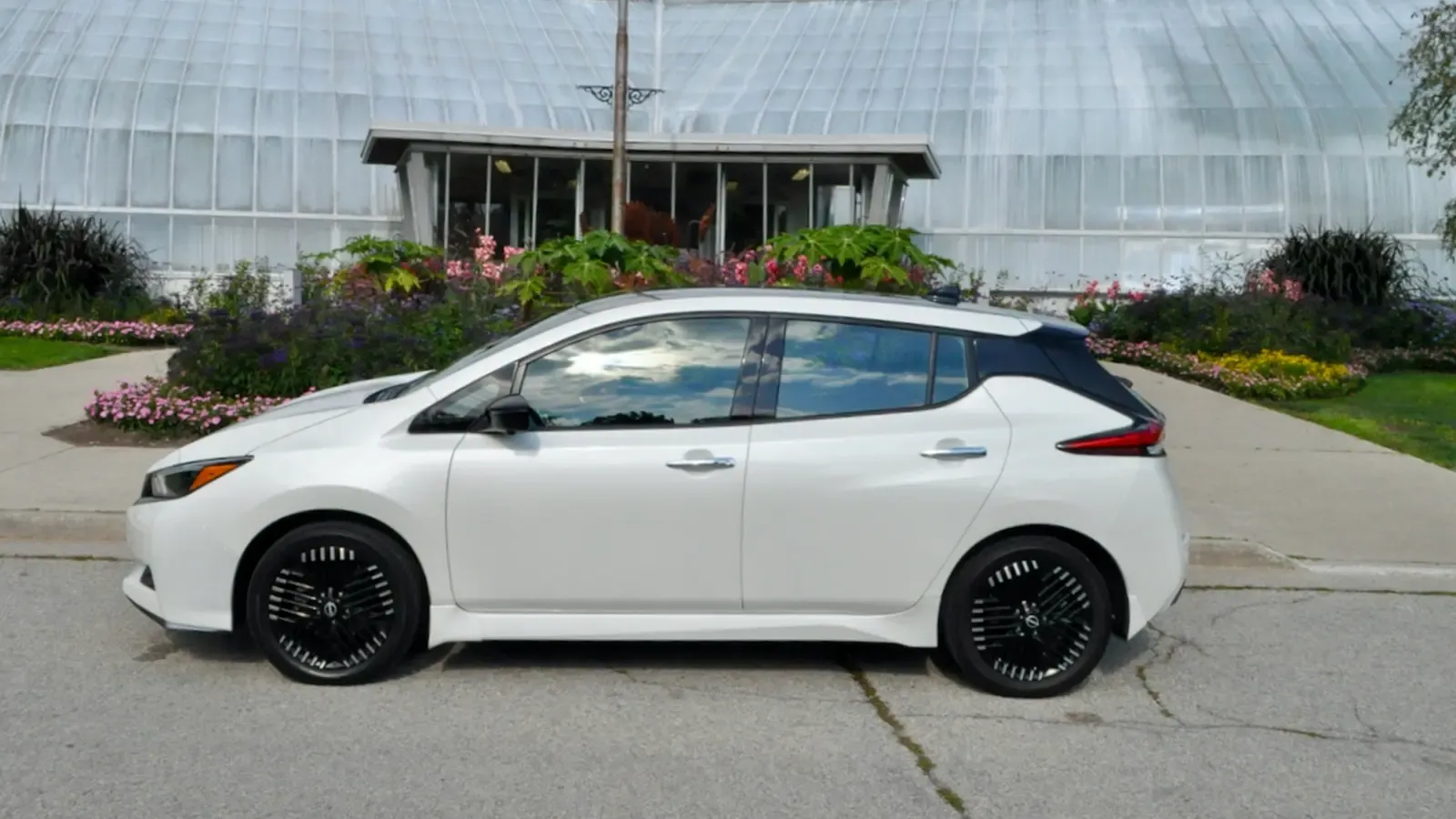 Nissan Leaf exterior side profile