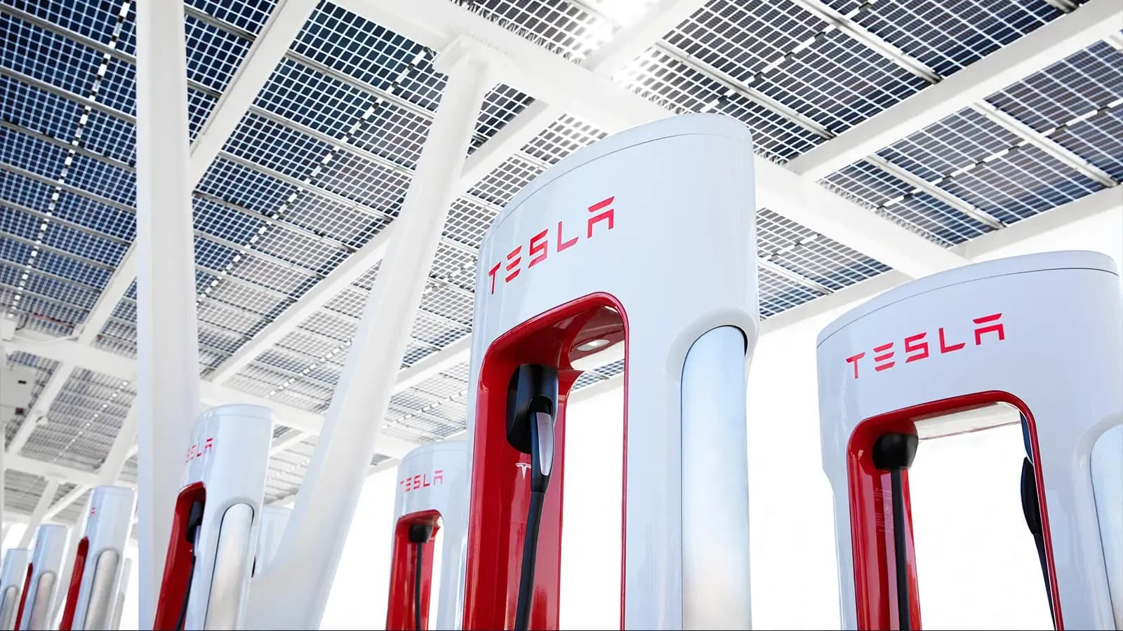 Estaciones Tesla Supercharger bajo una marquesina de paneles solares.