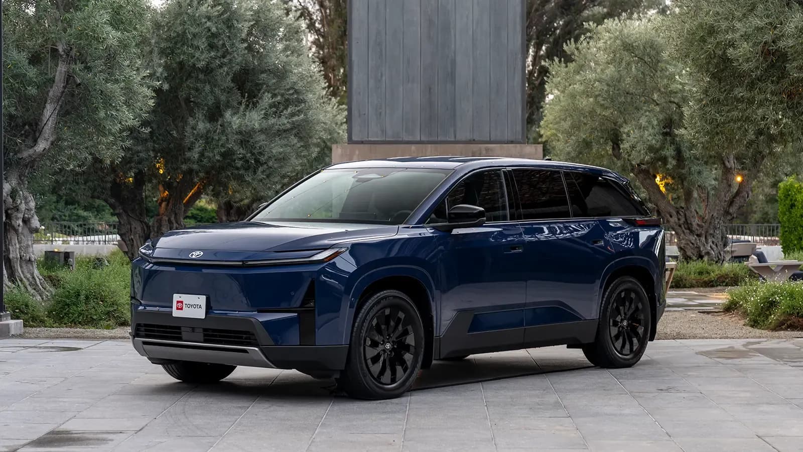 A silver 2027 Toyota Highlander EV