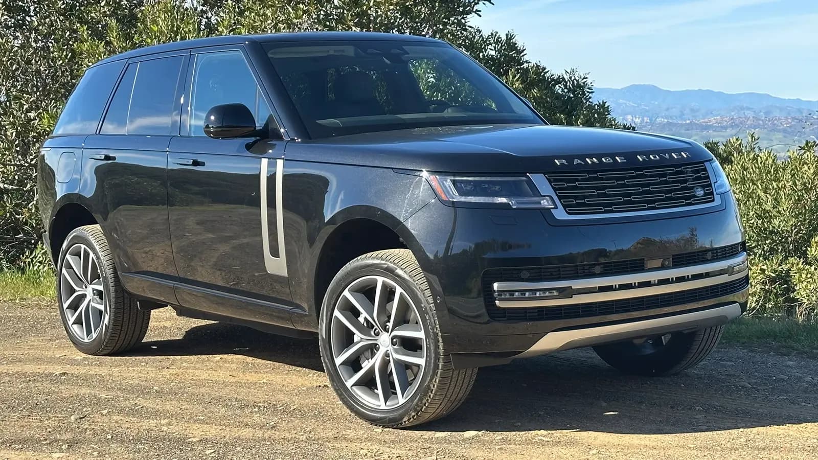 A black 2025 Land Rover Range Rover SE PHEV three quarter front view