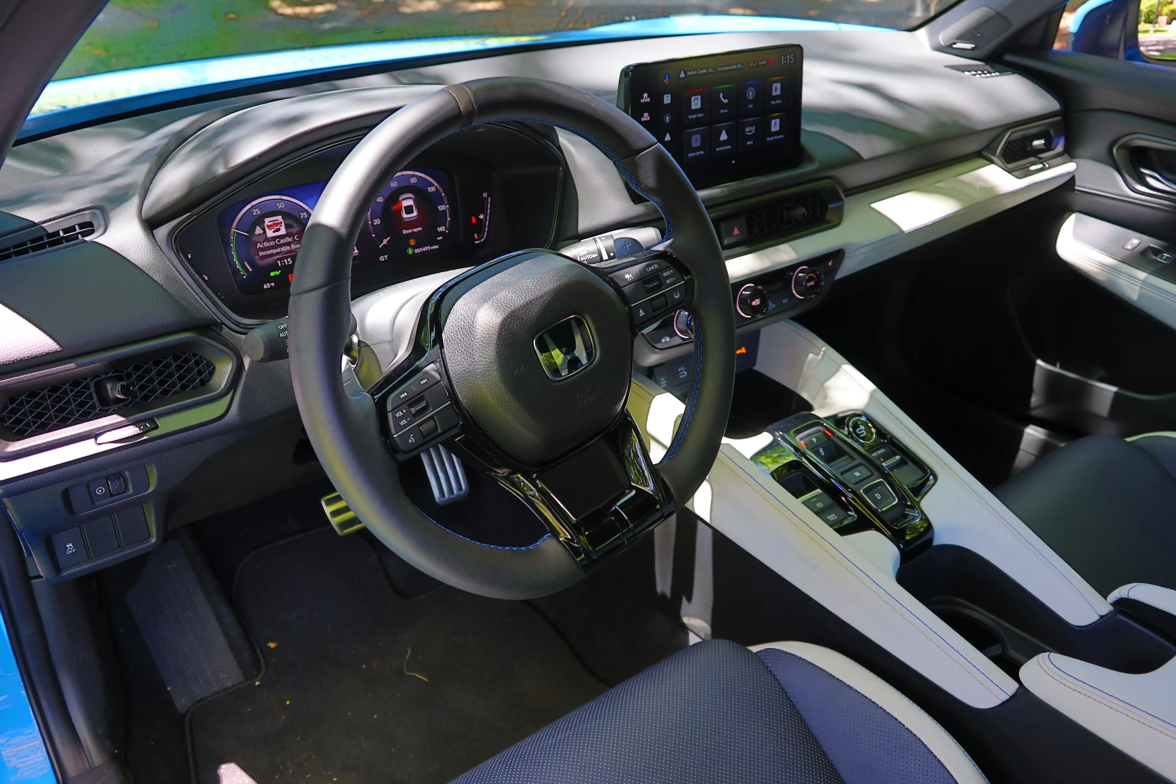 Vista del puesto de conducción de un Honda Prelude con indicadores digitales y una pantalla central táctil.