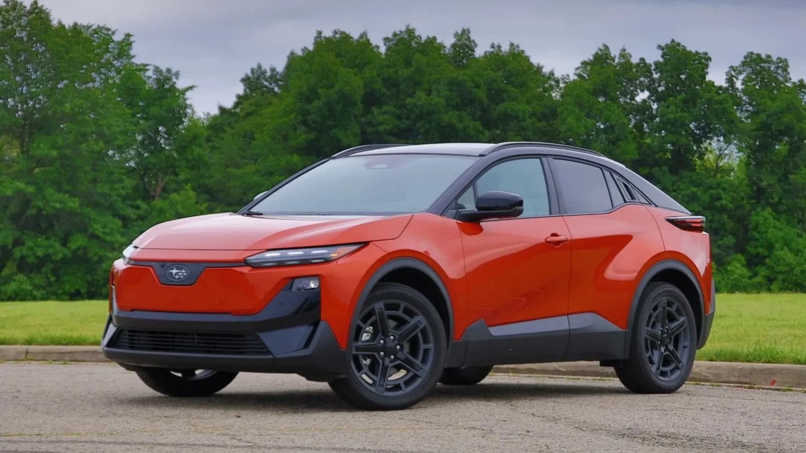Front profil image of the 2026 Subaru Uncharted GT AWD in Habanero Orange Metallic