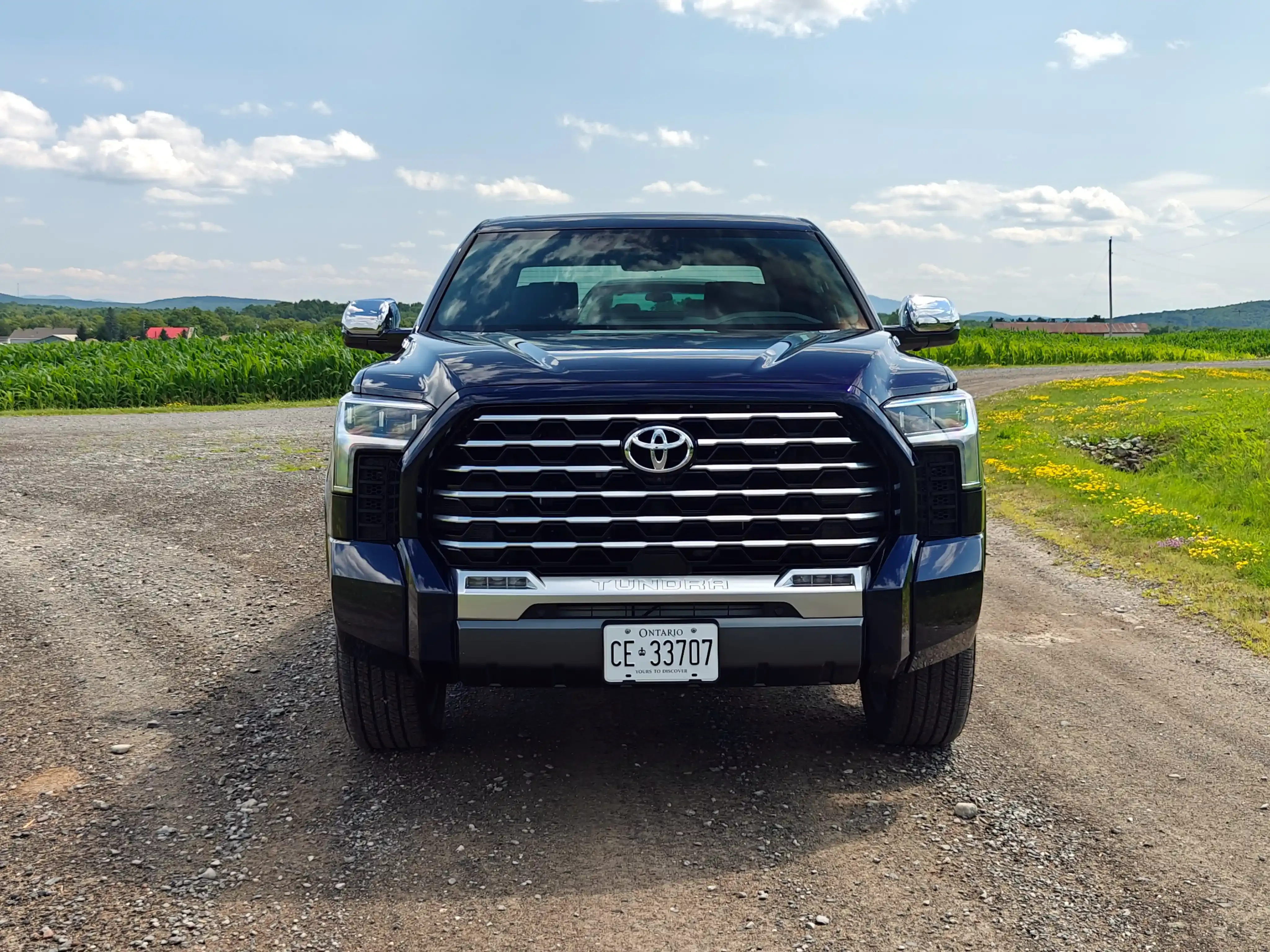 Vista frontal de una Toyota Tundra Hybrid en un camino de grava.