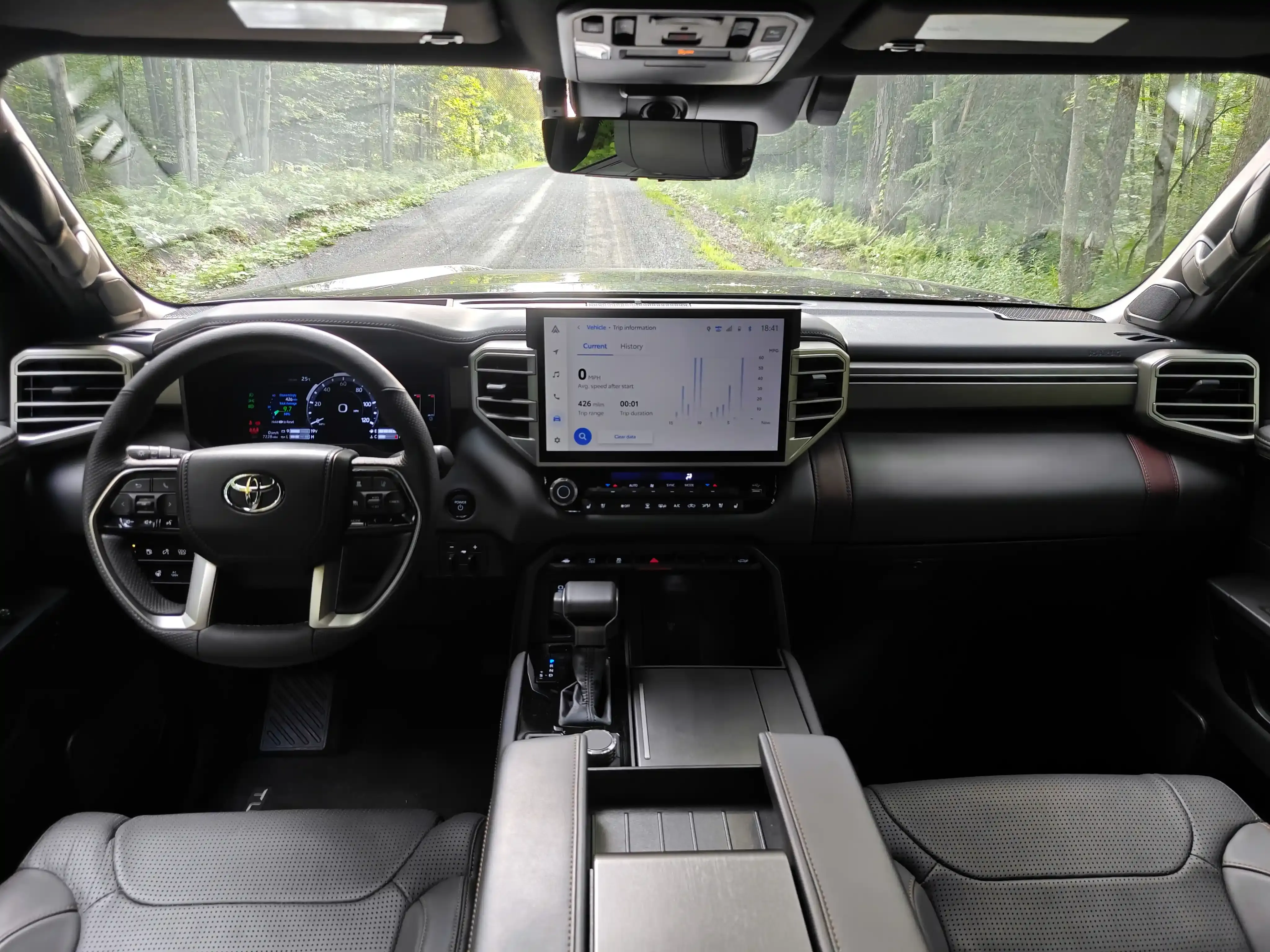 Cabina de la Toyota Tundra con el cuadro de instrumentos digital y la pantalla central mostrando información del viaje.