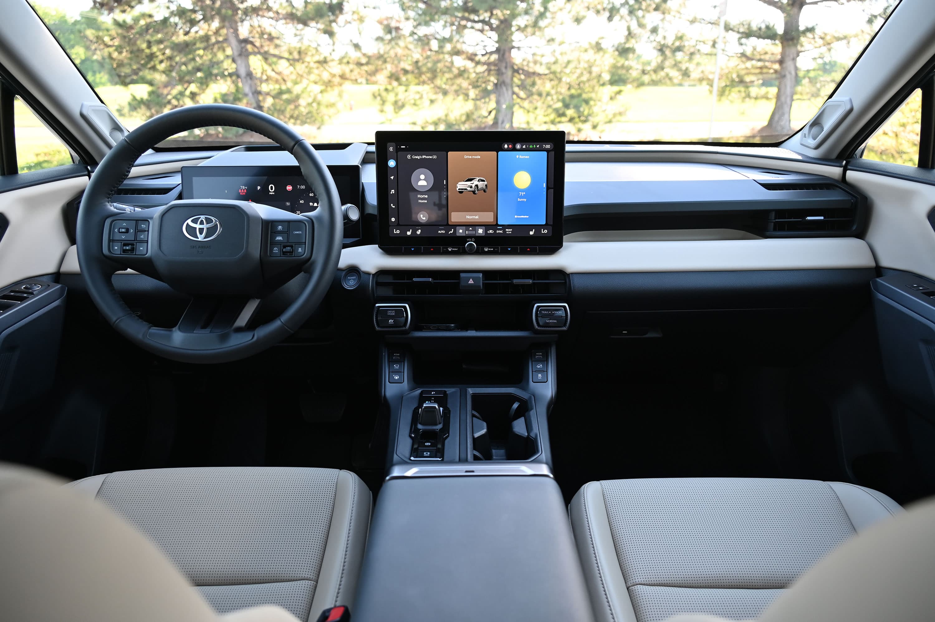 Cabina delantera de una Toyota RAV4 con panel de instrumentos digital y pantalla central táctil.