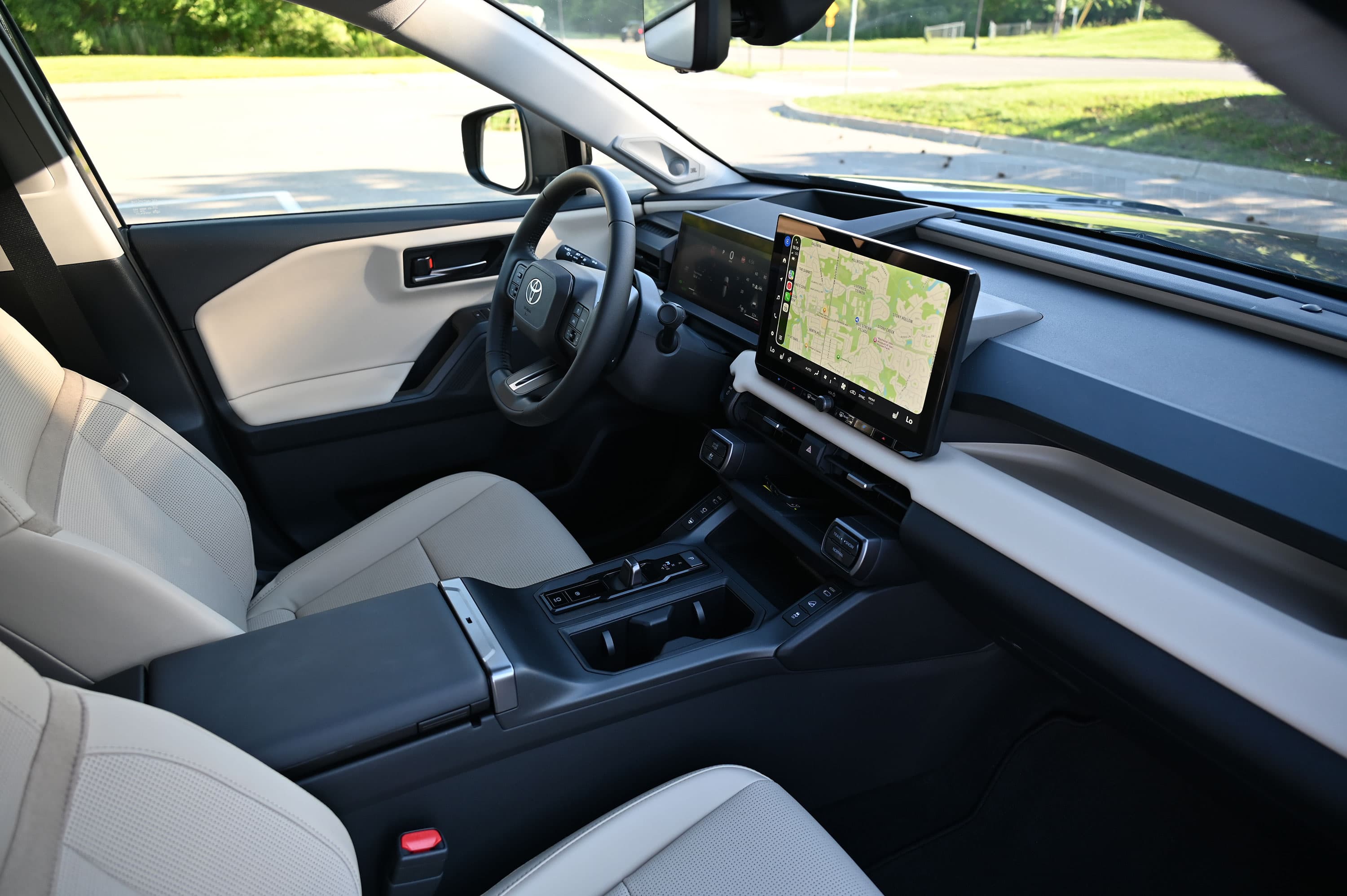 Interior de la Toyota RAV4 mostrando el tablero, la pantalla táctil y la consola central.