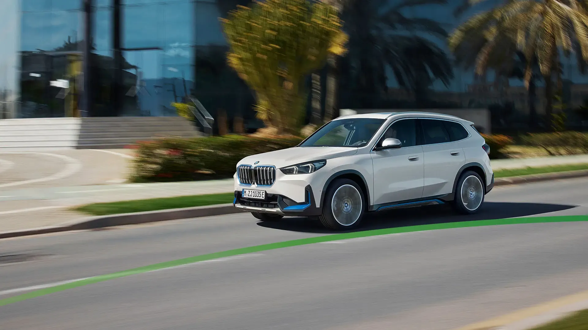 iX1xDrive30 Driving