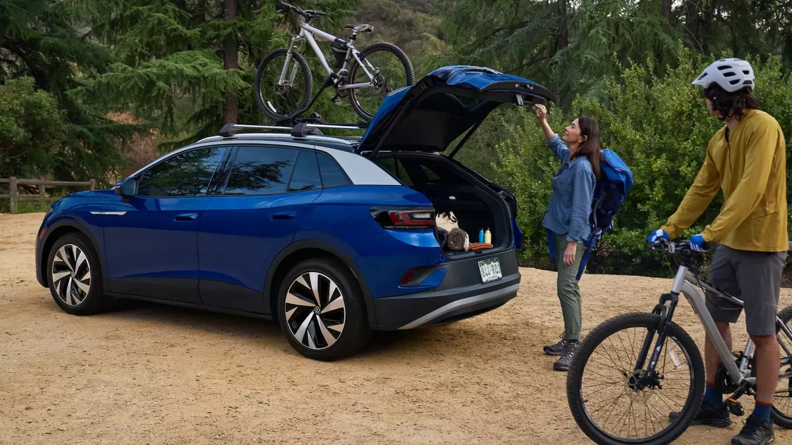 Couple with bikes and a Volkswagen ID.4