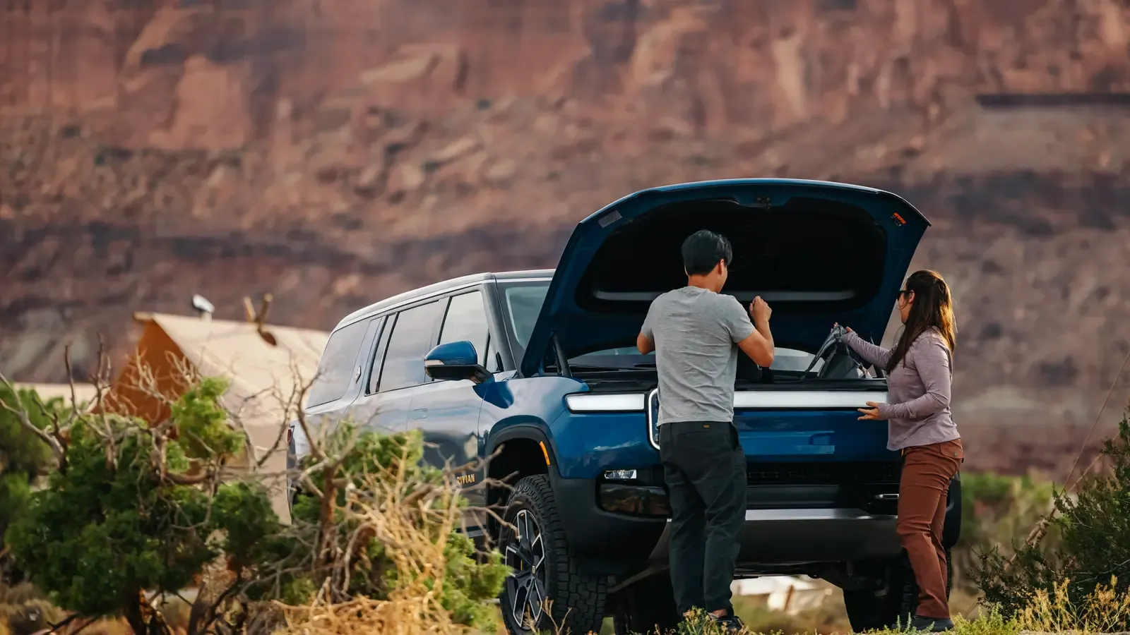 Rivian R1S SUV frunk opened by a field