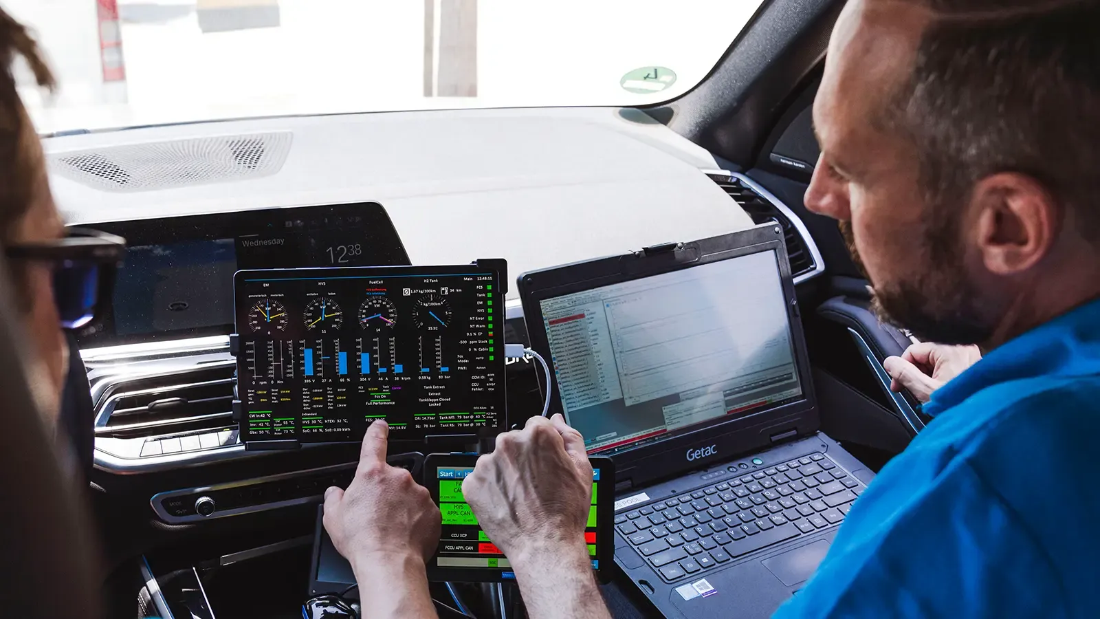 BMW Hydrogen ix5 engineers