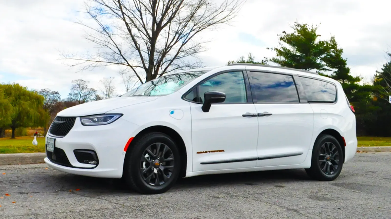 2024 Chrysler Pacifica Hybrid front exterior view side profile