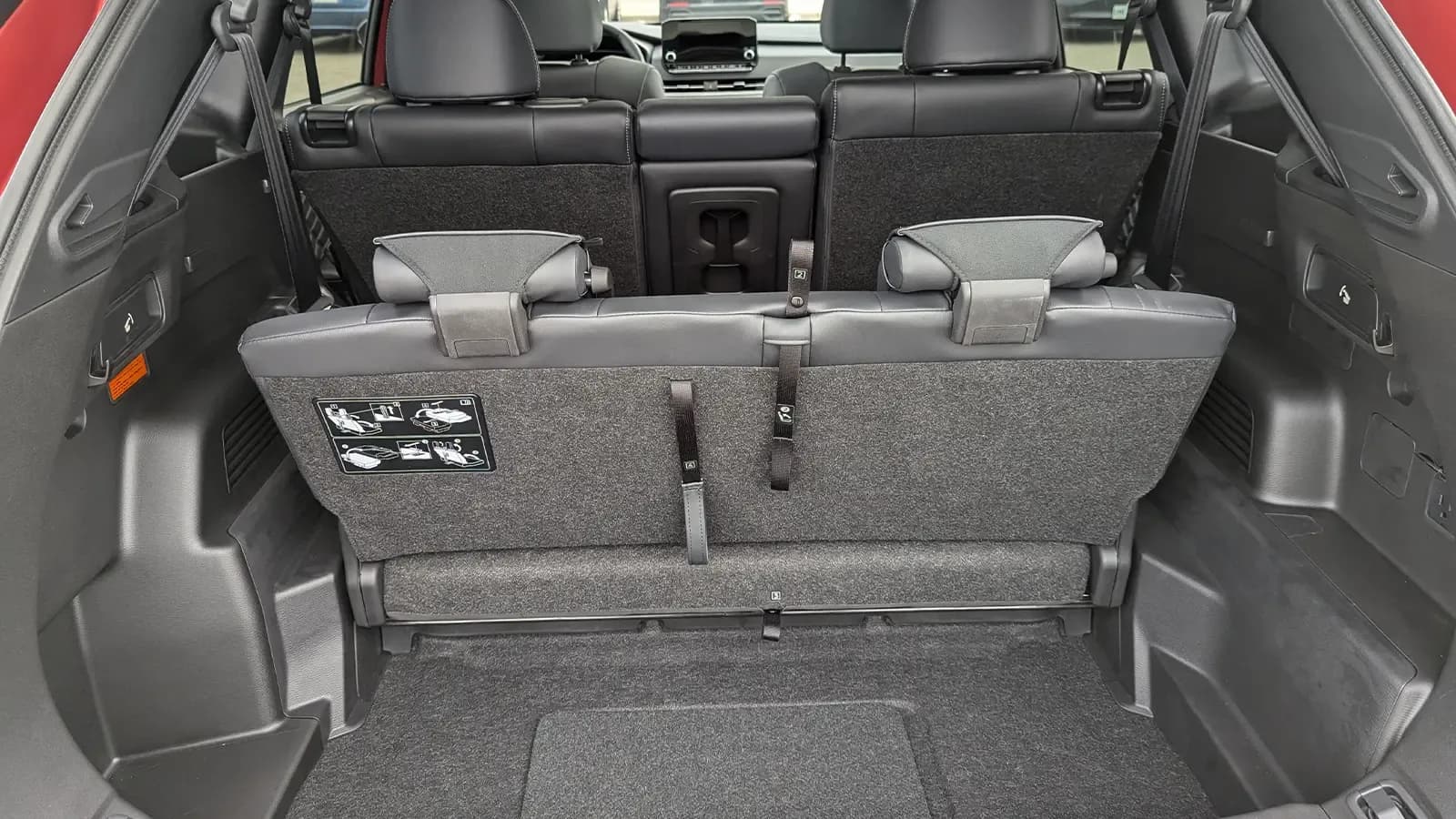Área de carga detrás de la tercera fila levantada en el Mitsubishi Outlander PHEV.
