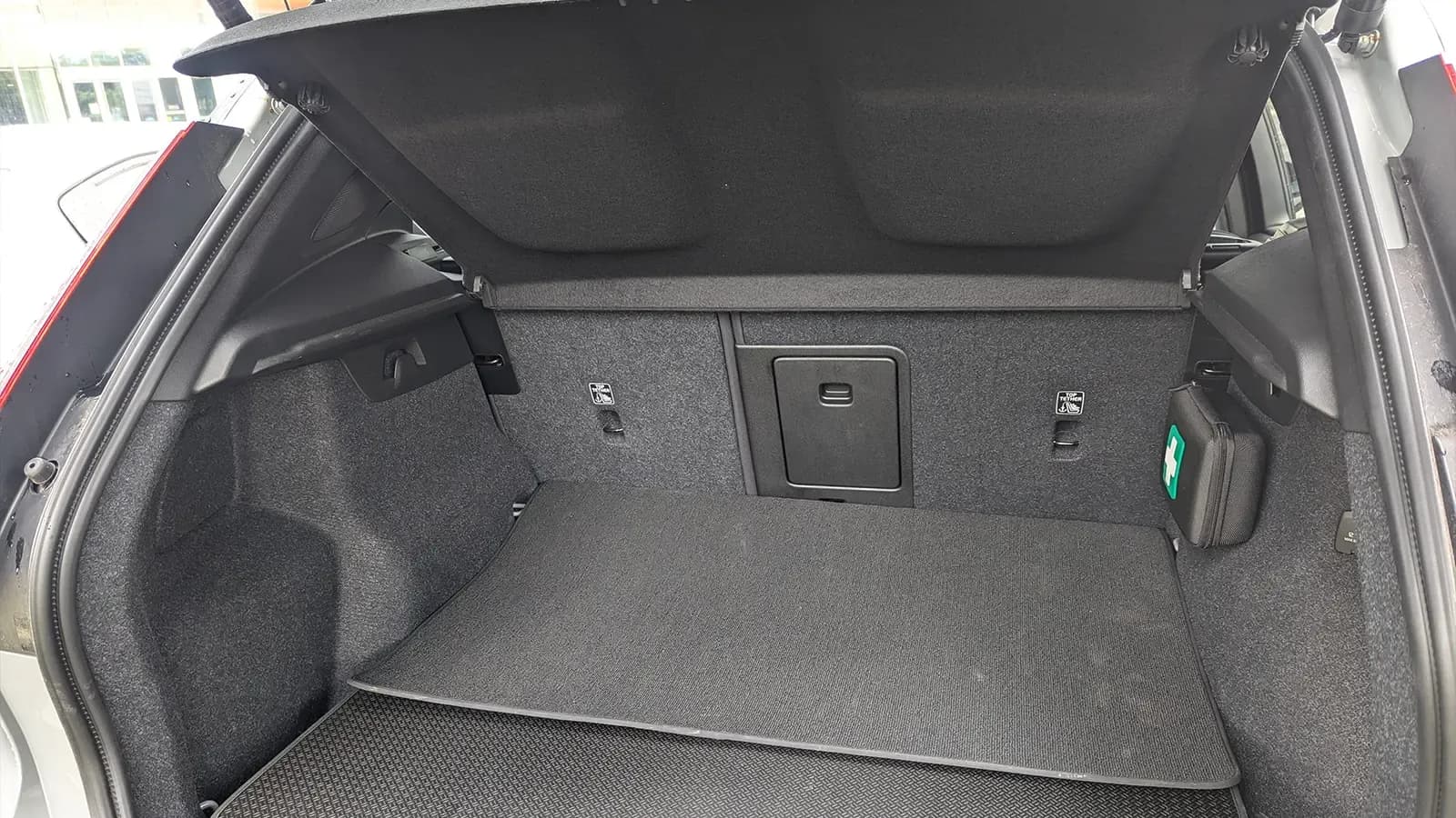 Volvo XC40 Recharge trunk space