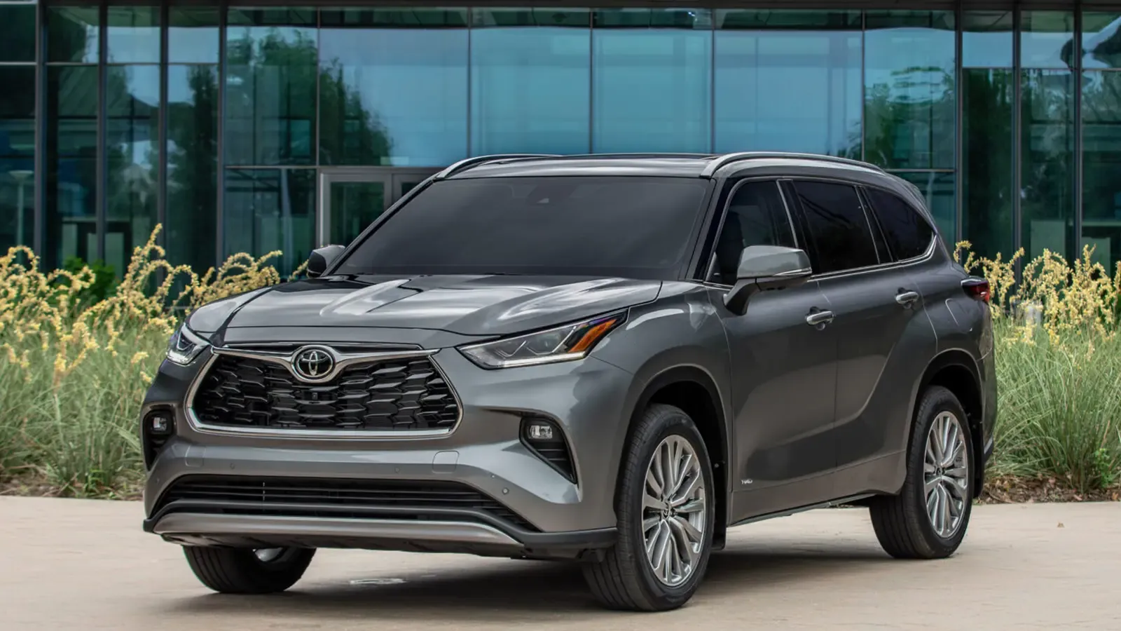 A 2025 Toyota Highlander Hybrid