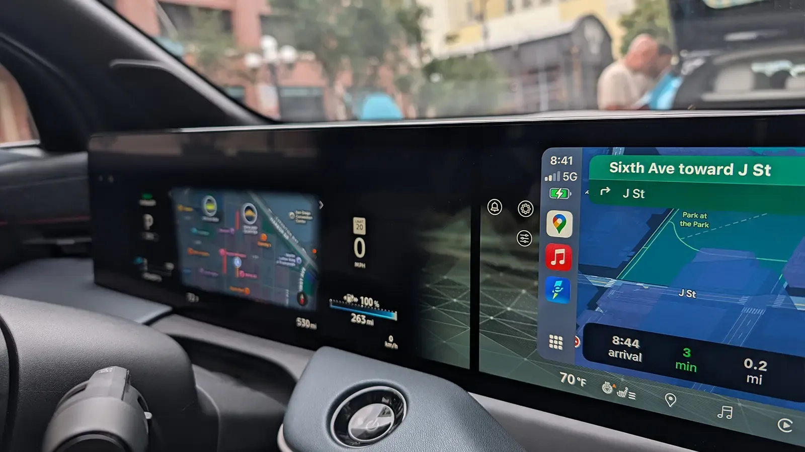 Tablero del Nissan Leaf con un cuadro de instrumentos digital y pantalla de navegación de Google Maps.