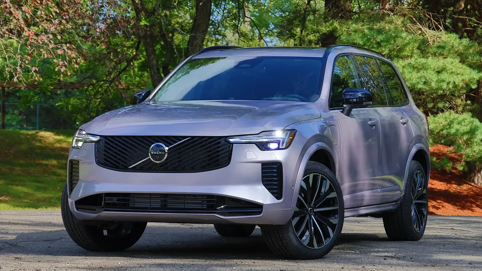 A silver 2025 Volvo XC90 T8 PHEV