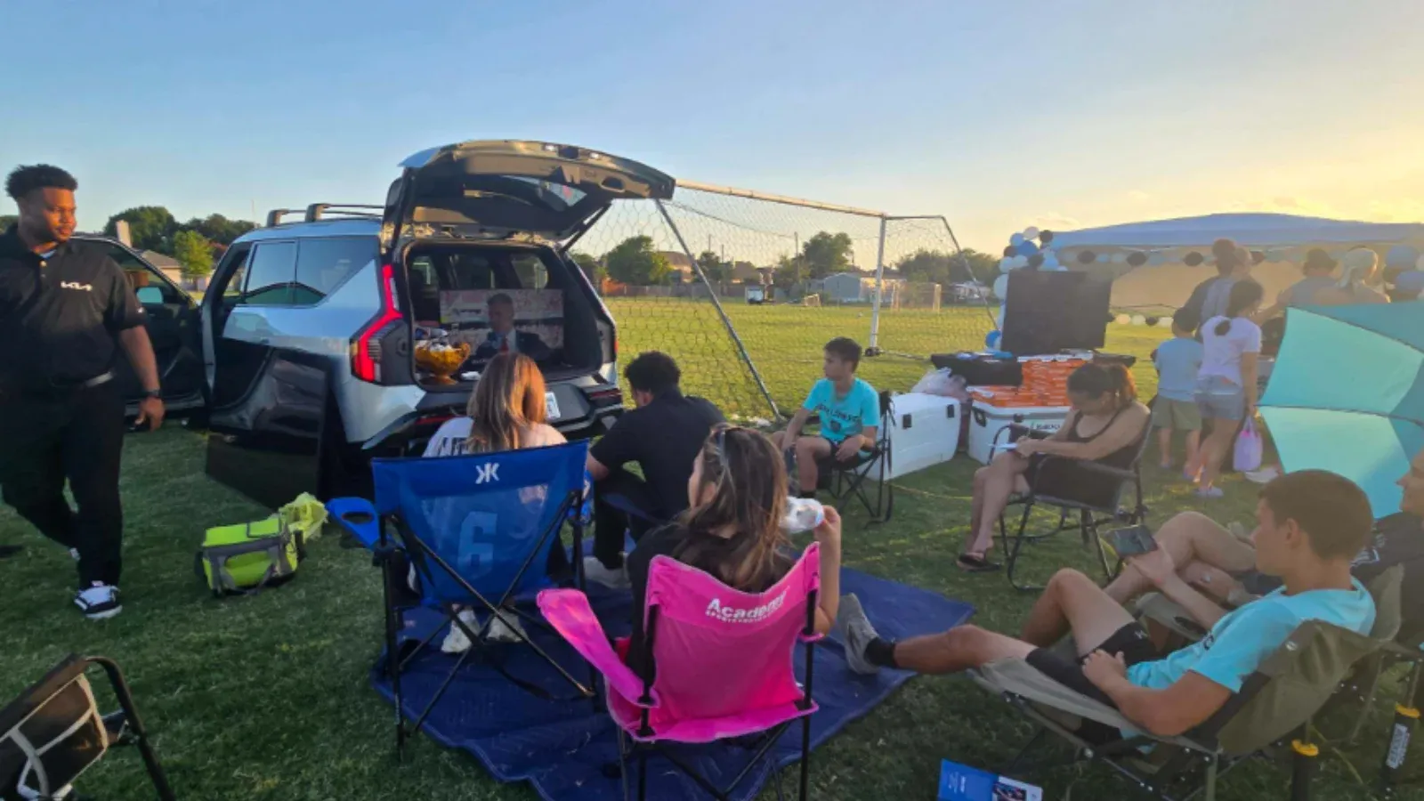 Miembros de la comunidad se unen para celebrar a su equipo local de fútbol con Mesquite Kia
