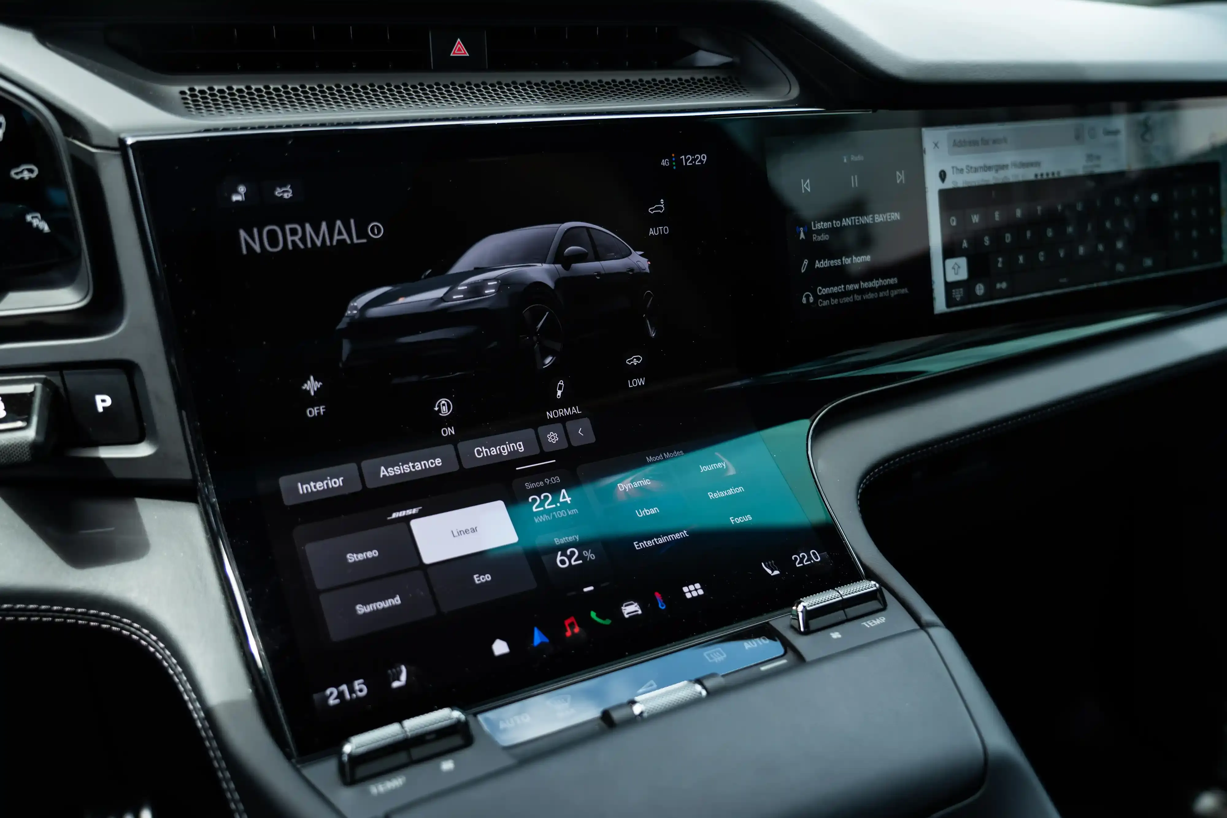 Pantalla central que muestra ajustes del Cayenne Coupe e información de carga.
