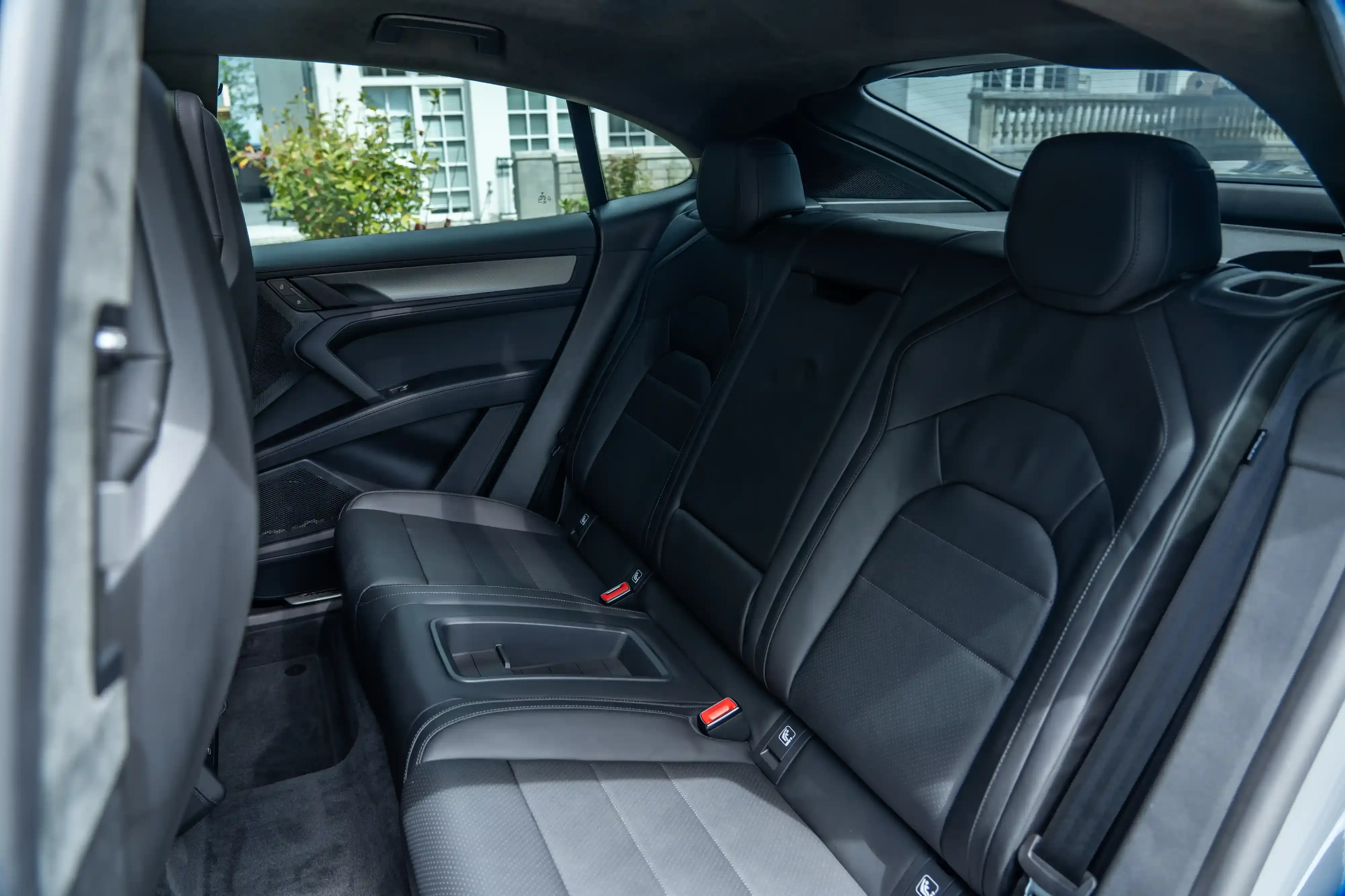 Asientos traseros y panel de puerta dentro de una Porsche Cayenne Coupe.